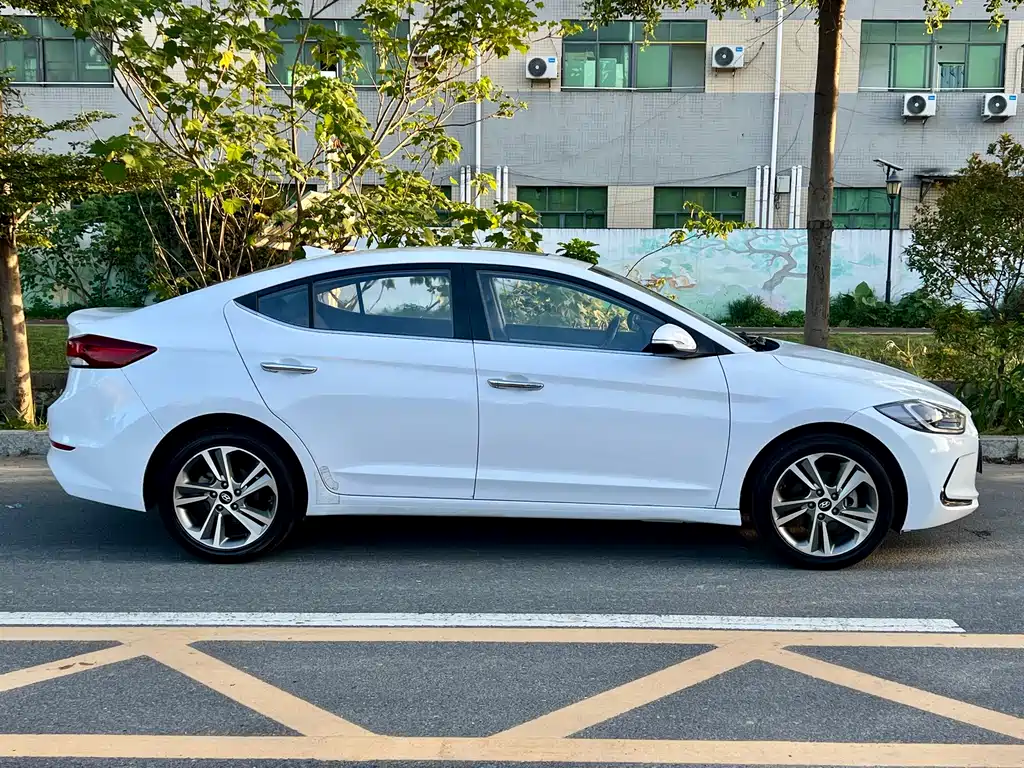 Hyundai Elantra 2018 — фото 8
