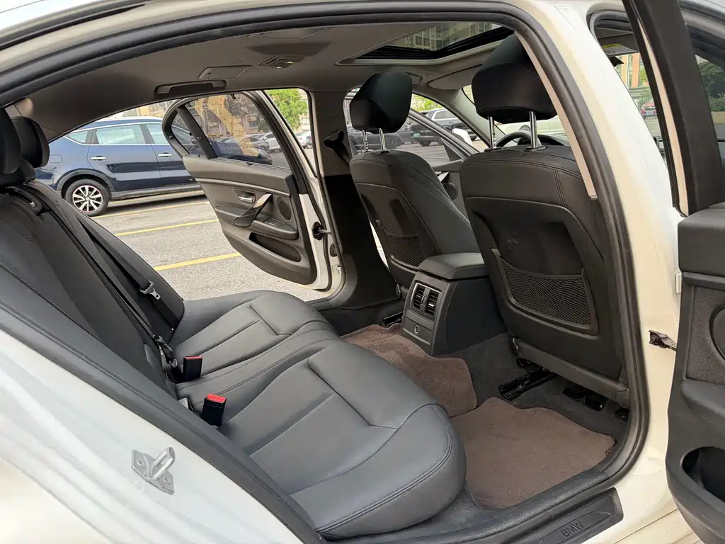 BMW 3 Series 2018 — фото 13