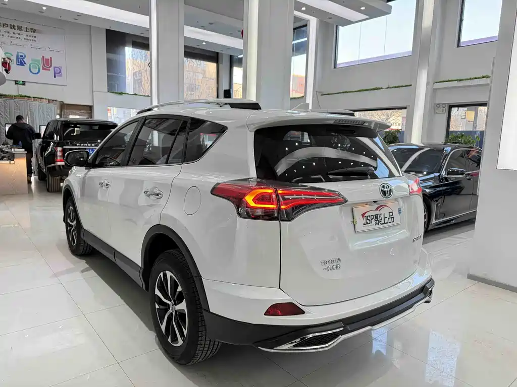 Toyota RAV4 2018 — фото 13