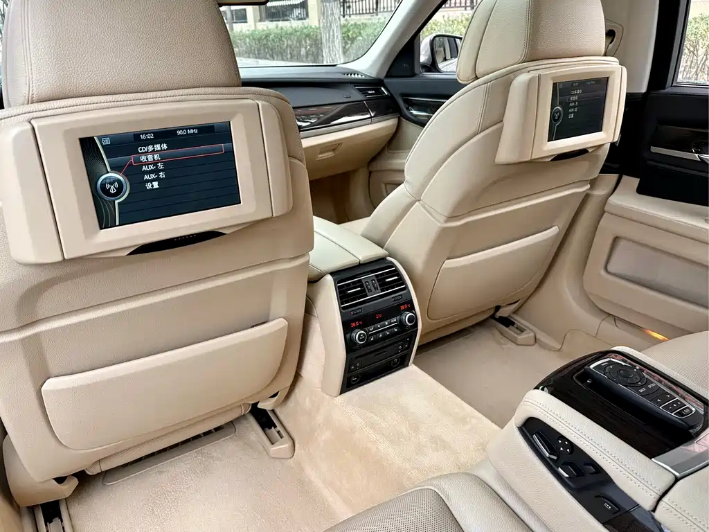 BMW 7 Series 2011 — фото 14