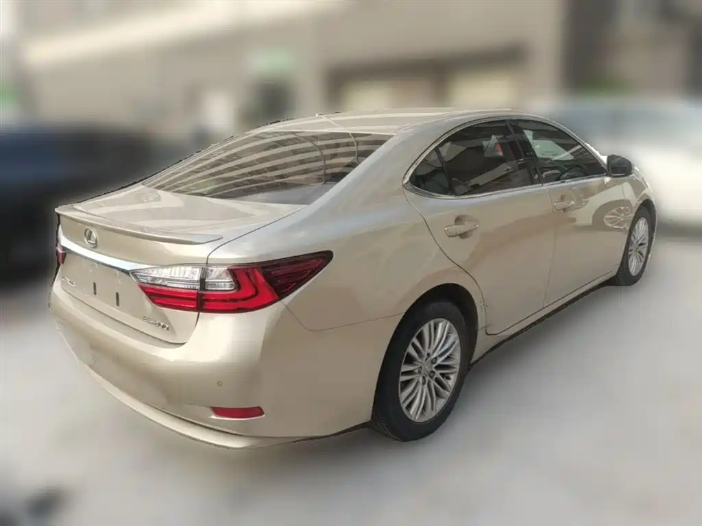 Lexus ES 2015 — фото 12