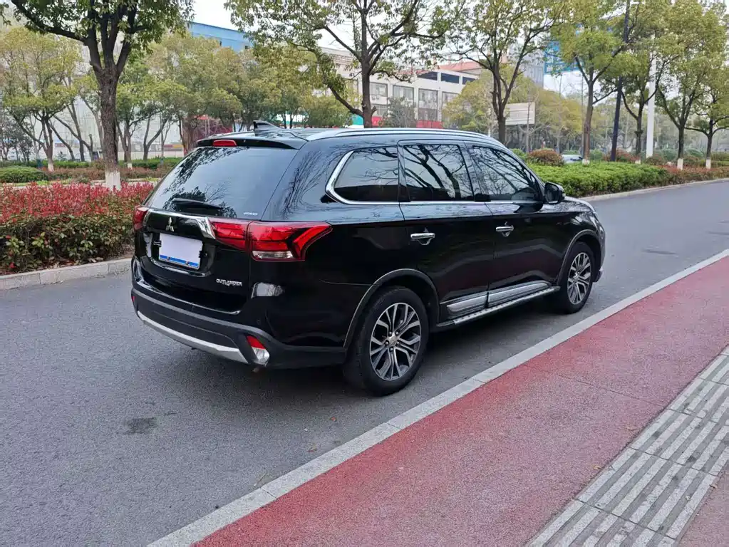 Mitsubishi Outlander 2018 — фото 4