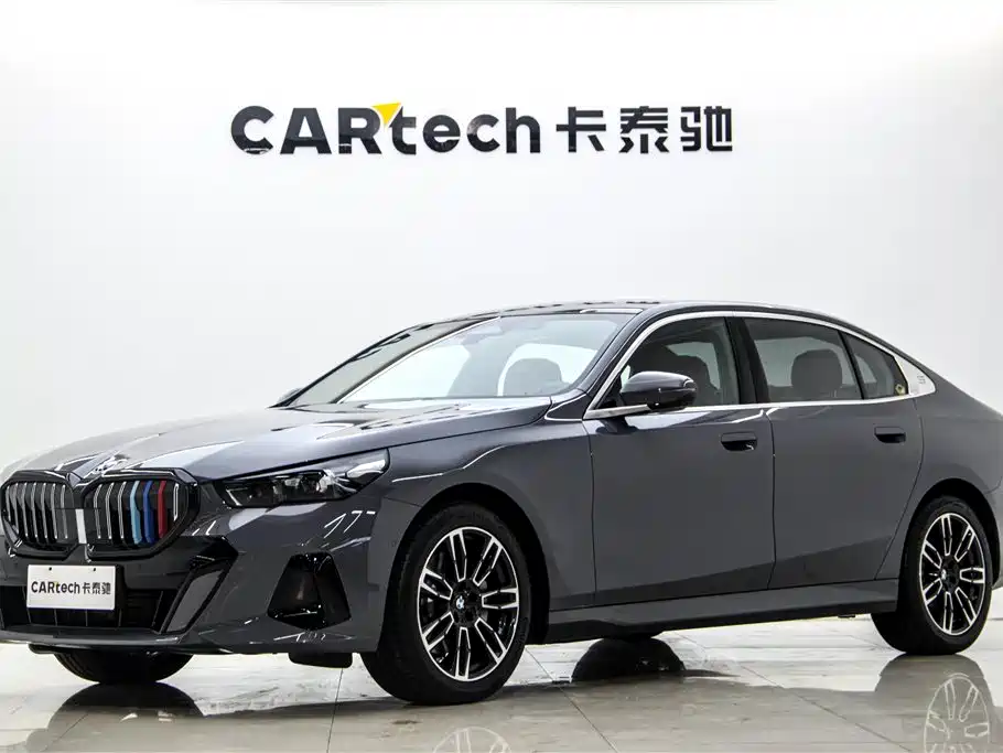 BMW 5 Series 2025 — фото 1