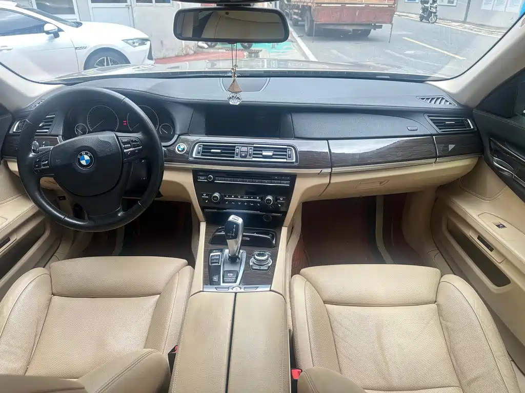 BMW 7 Series 2010 — фото 5