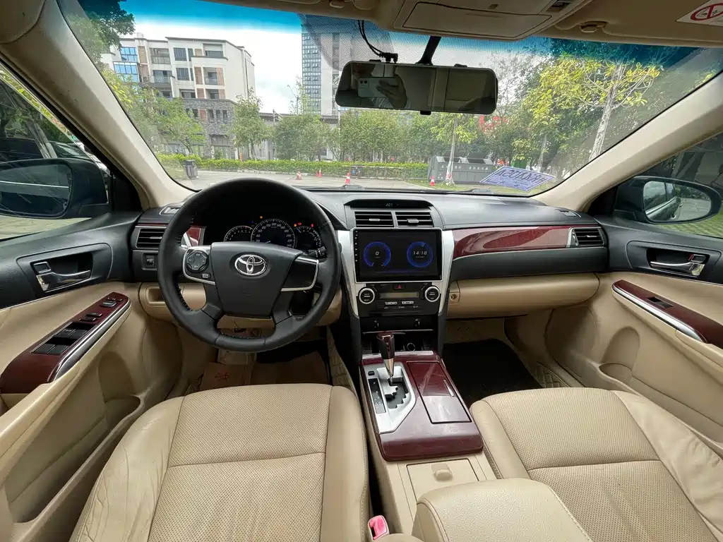 Toyota Camry 2014 — фото 6