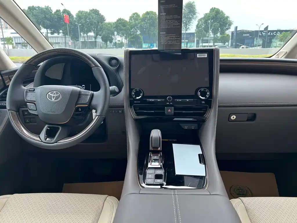 Toyota Alphard — фото 7