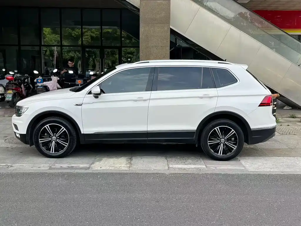 Volkswagen Tiguan L 2018 — фото 3
