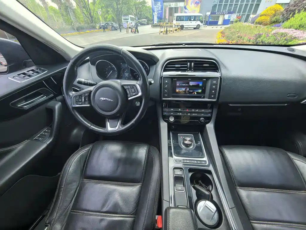 Jaguar F-PACE 2018 — фото 11