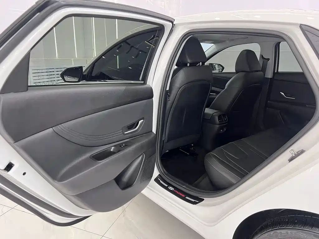 Hyundai Elantra 2023 — фото 17
