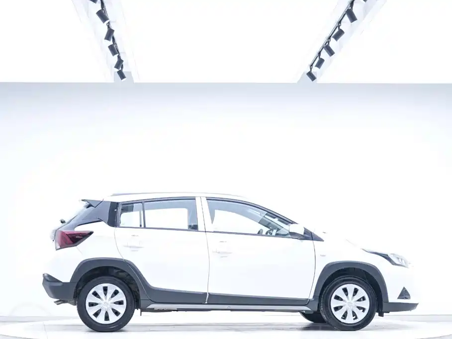Toyota Yaris L 2023 — фото 3