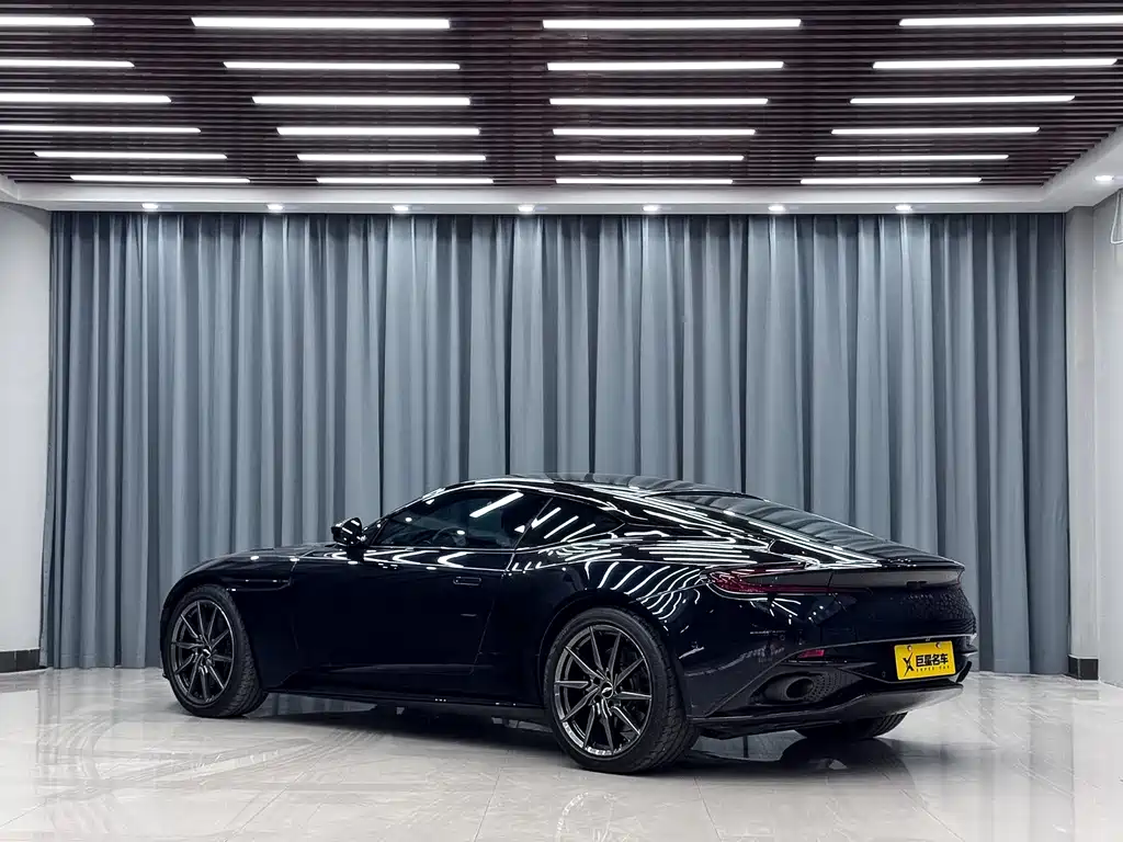 Aston Martin DB11 2016 — фото 10