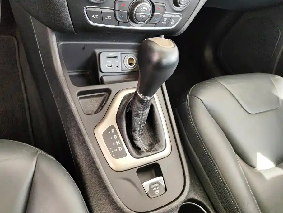 Jeep Cherokee 2017 — фото 16