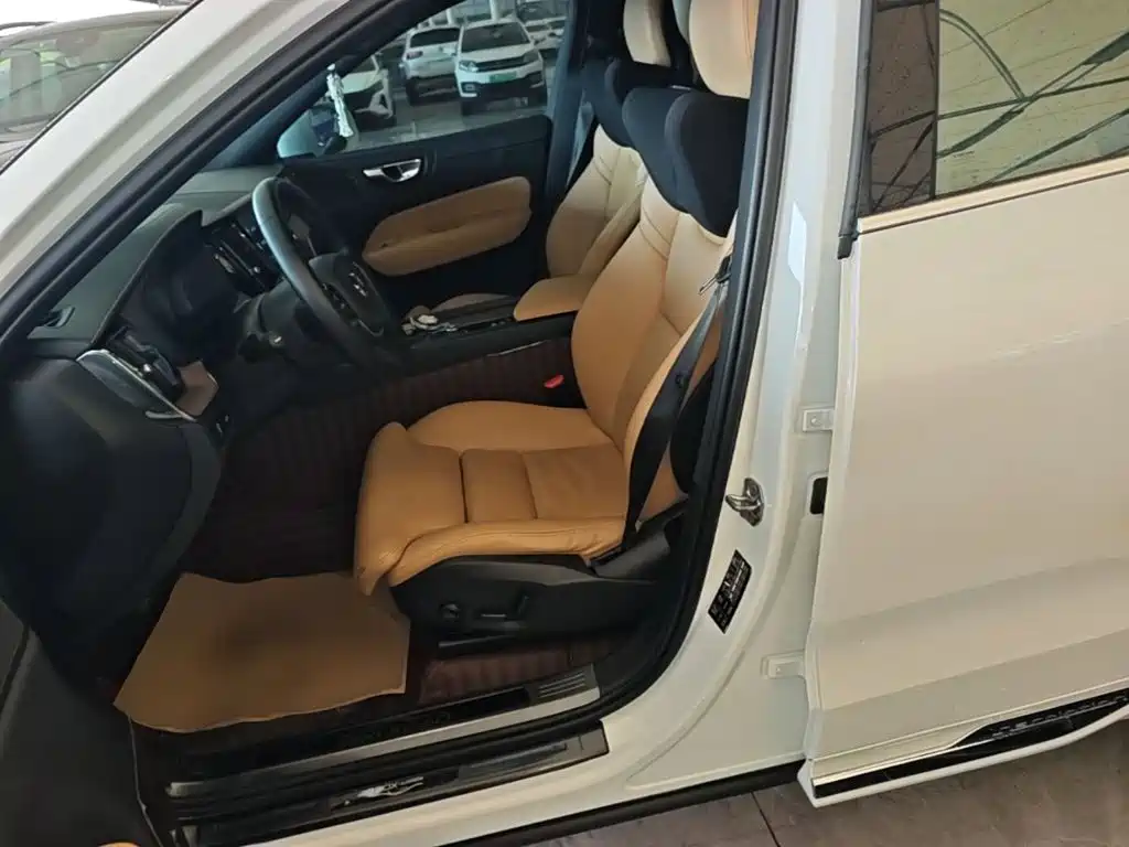 Volvo XC60 2018 — фото 15