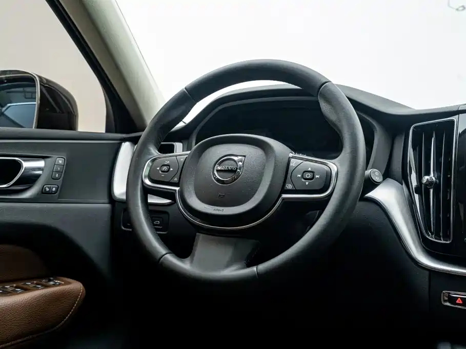 Volvo XC60 2019 — фото 16