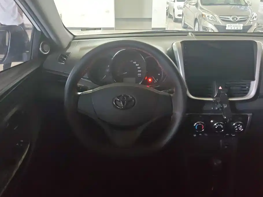 Toyota Yaris L 2020 — фото 15