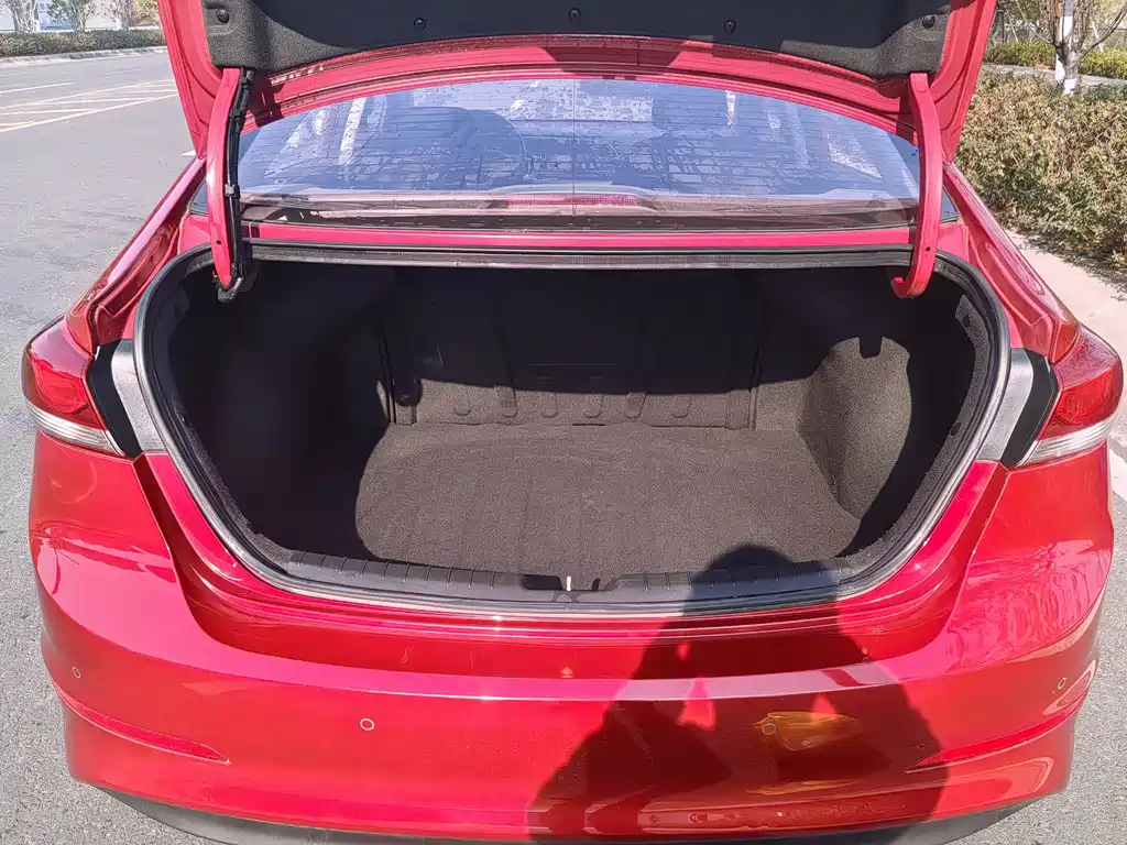 Hyundai Elantra 2018 — фото 17