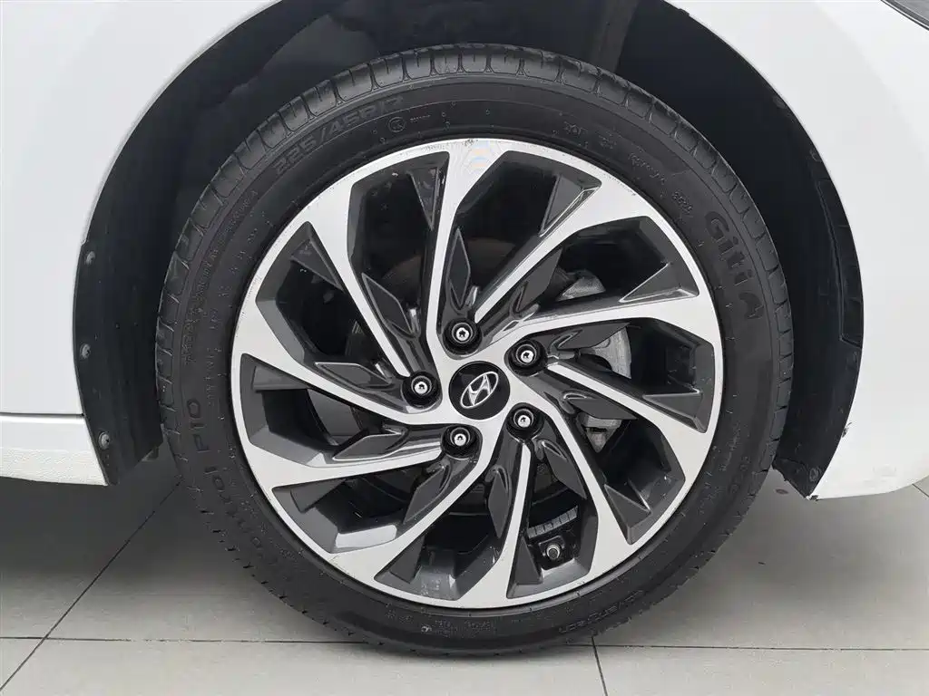 Hyundai Elantra 2020 — фото 17