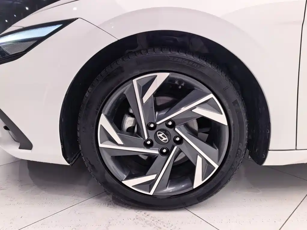 Hyundai Elantra 2023 — фото 15