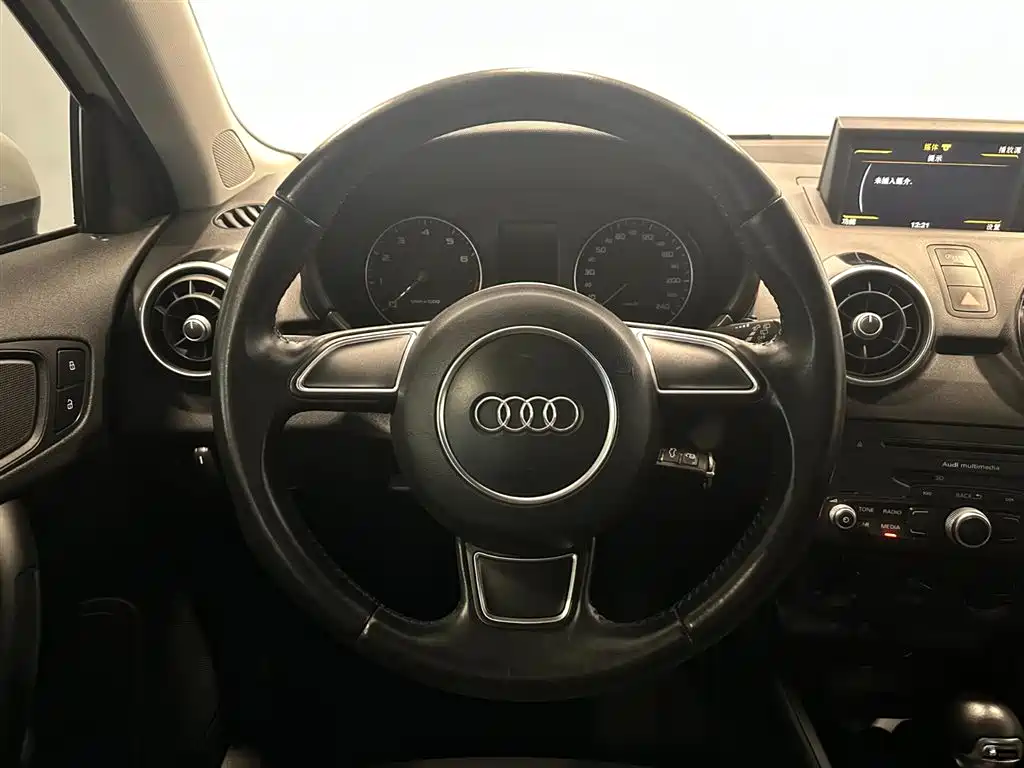 Audi A1 2015 — фото 11
