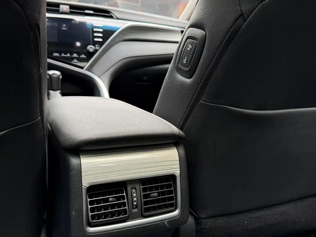 Toyota Camry 2018 — фото 15