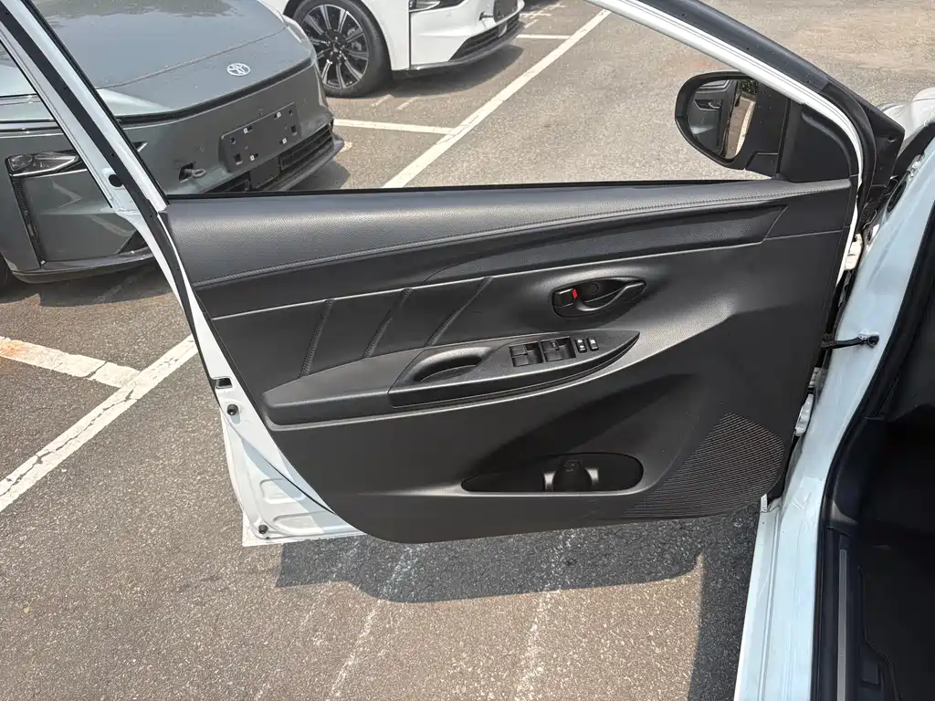 Toyota Yaris L 2022 — фото 10