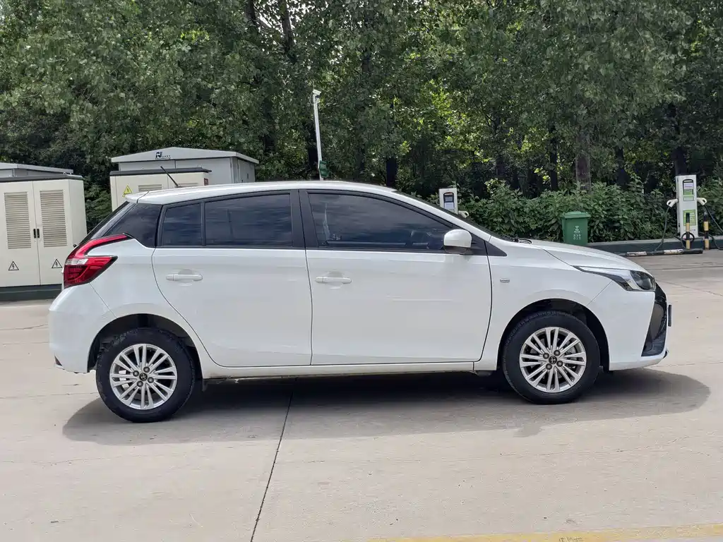 Toyota Yaris L 2023 — фото 8