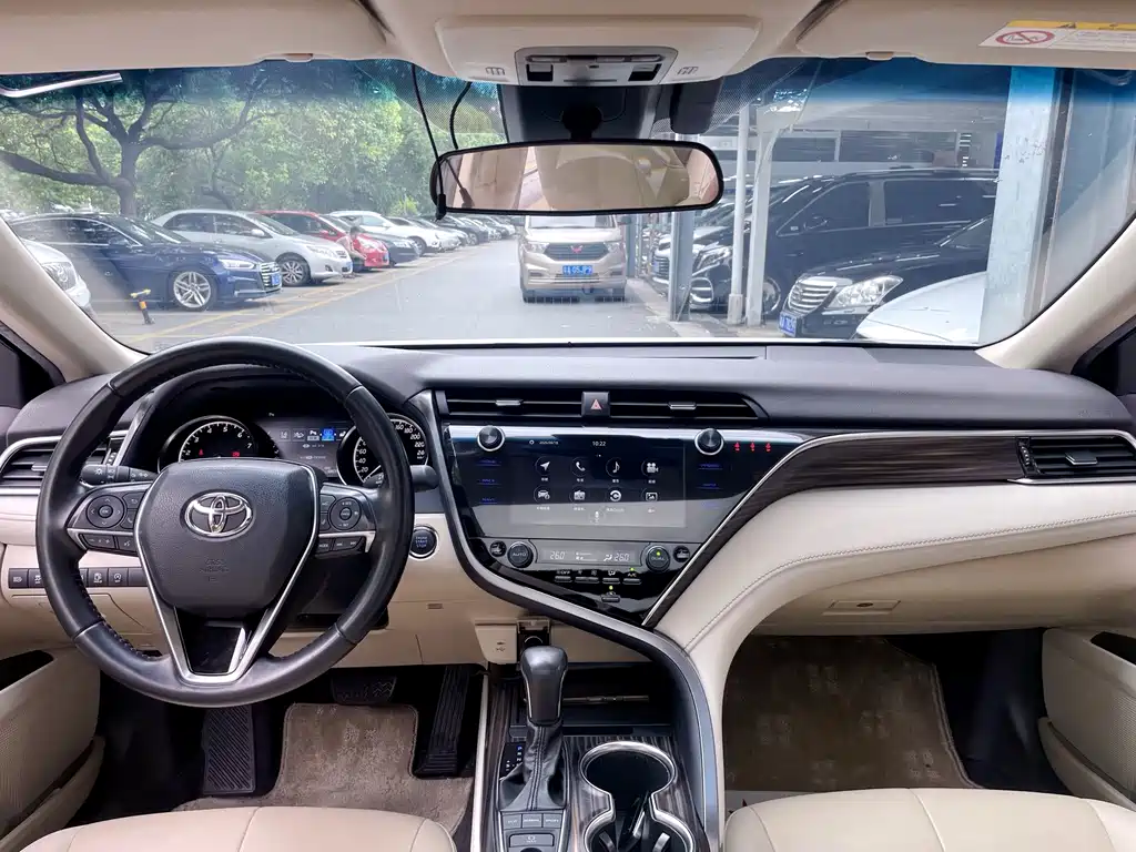 Toyota Camry 2019 — фото 10