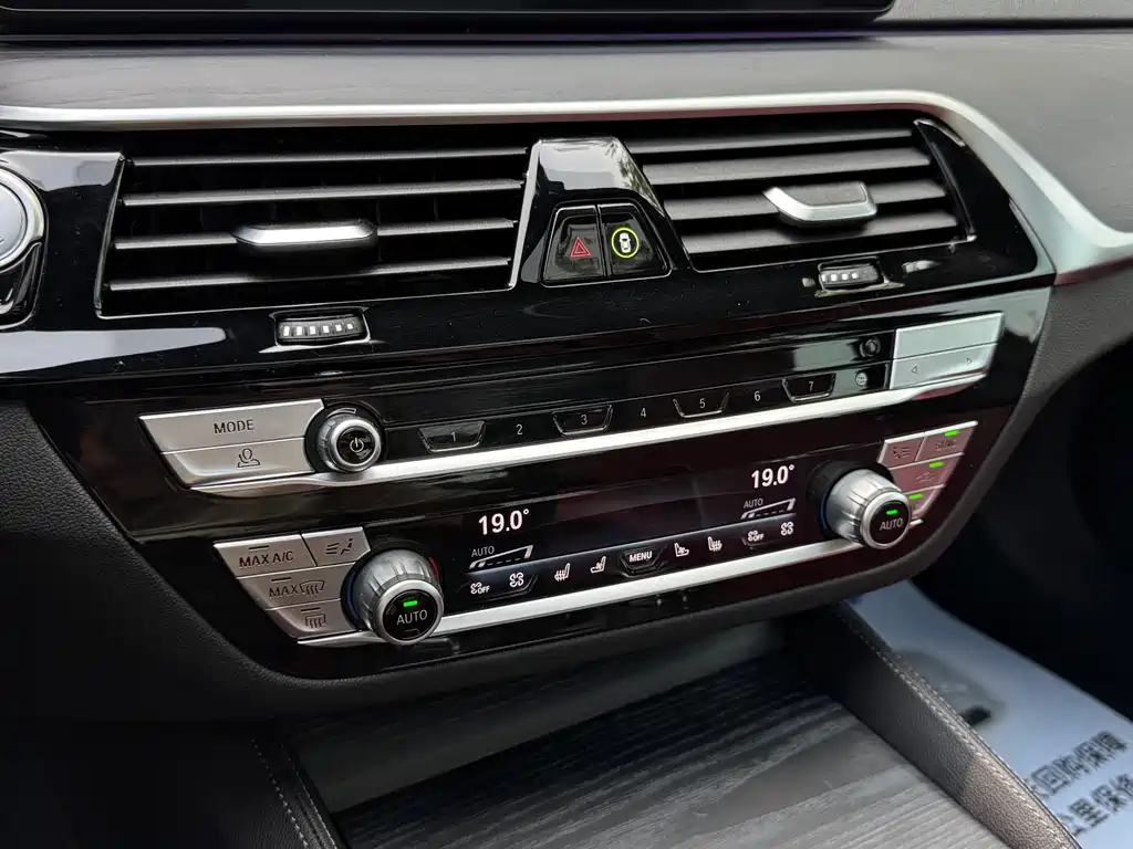 BMW 5 Series 2021 — фото 18