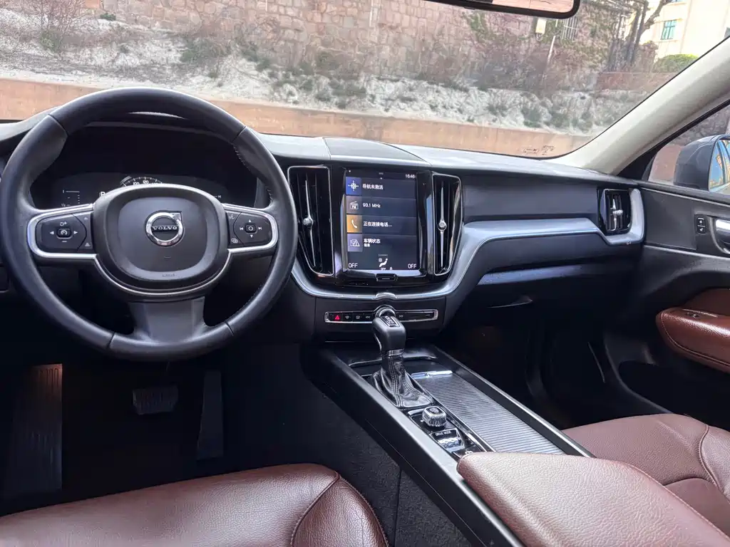 Volvo XC60 2019 — фото 16