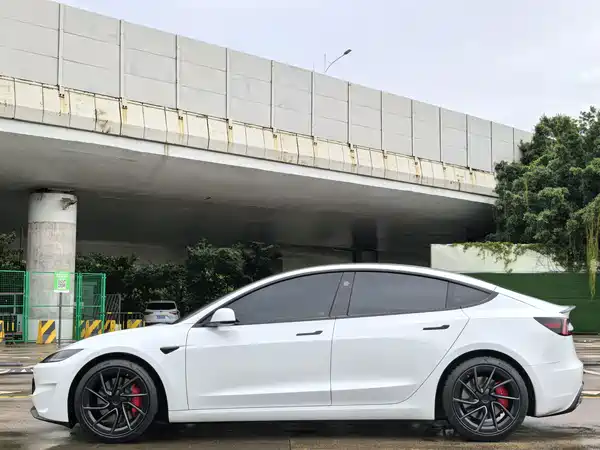 Tesla Model 3 2024