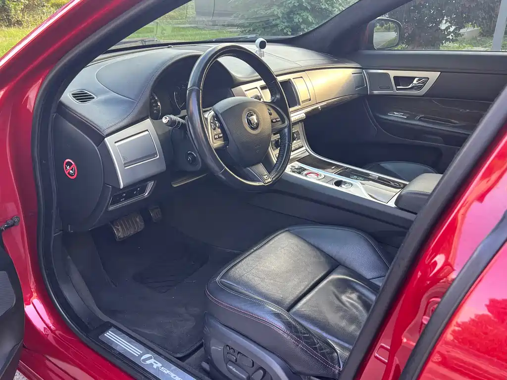 Jaguar XF 2014 — фото 11