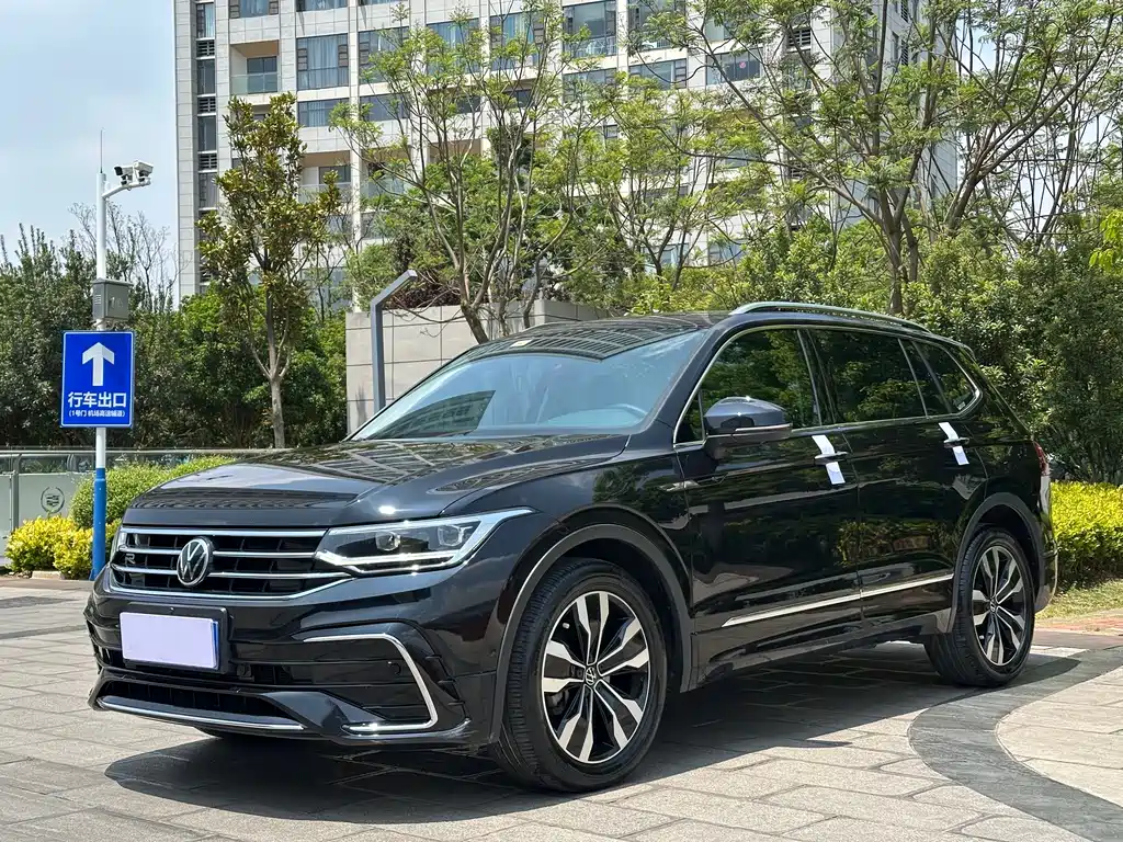 Volkswagen Tiguan L 2022 — фото 1
