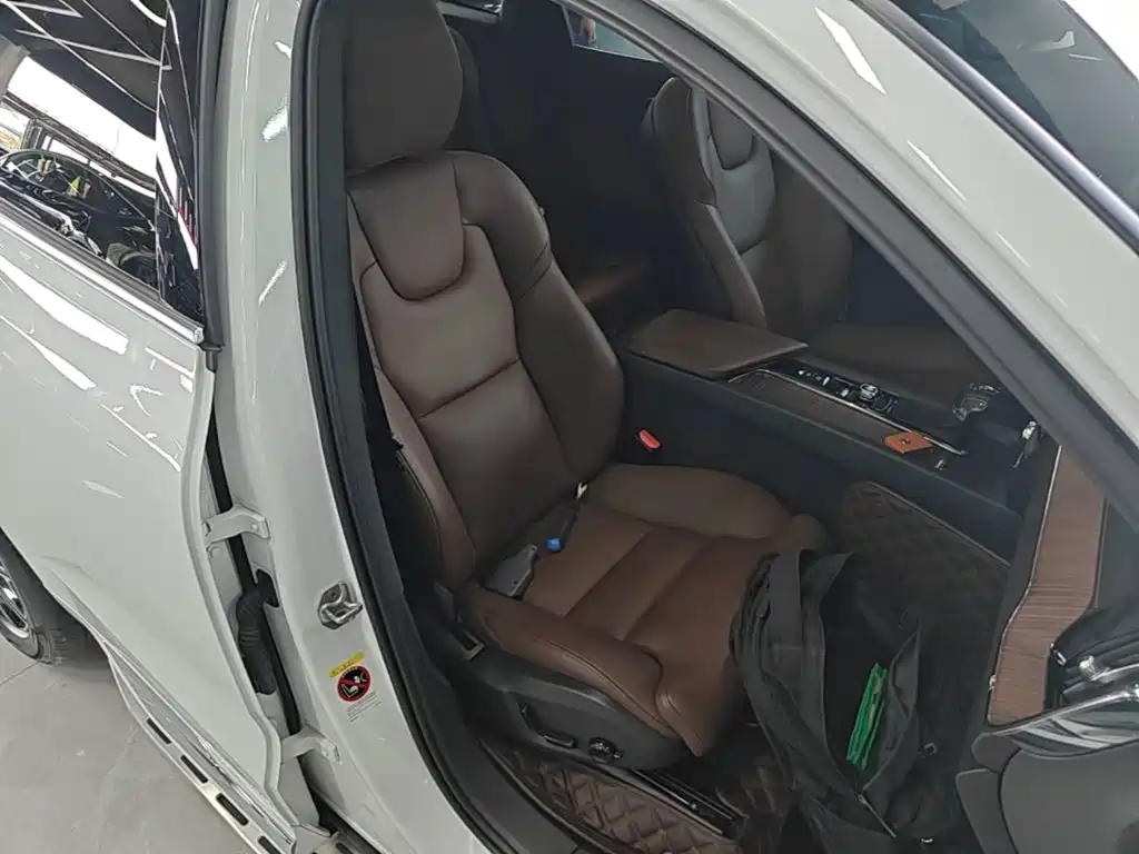 Volvo XC60 2020 — фото 25