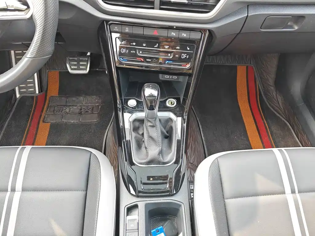 Volkswagen T-Roc 2023 — фото 11