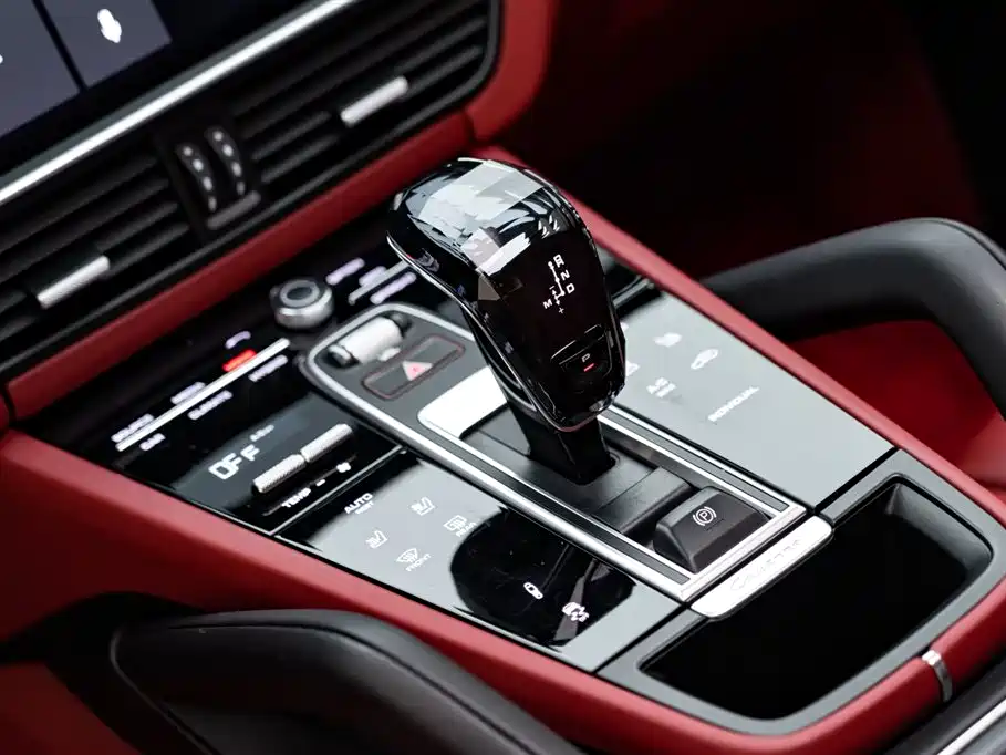 Porsche Cayenne Hybrid 2021 — фото 16