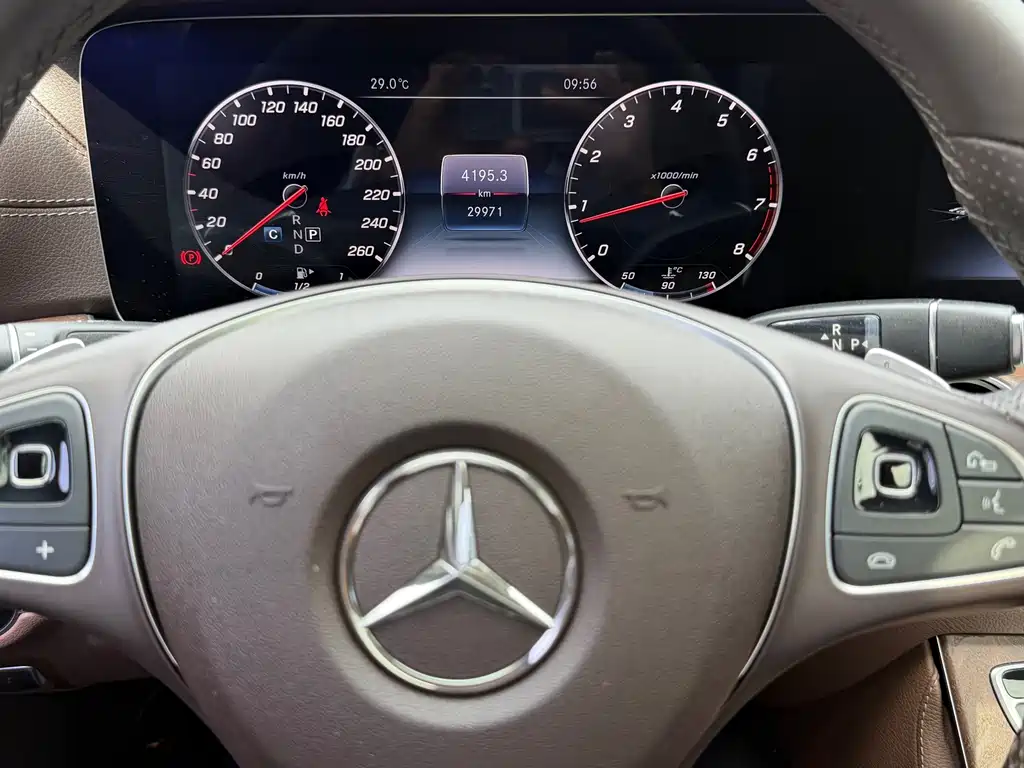 Mercedes-Benz E-Class 2018 — фото 14