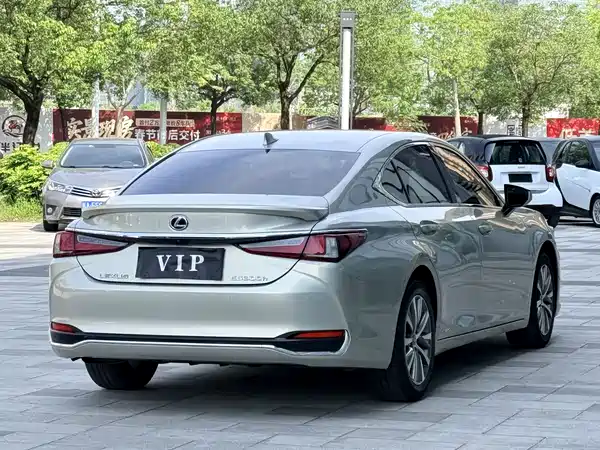 Lexus ES 2020