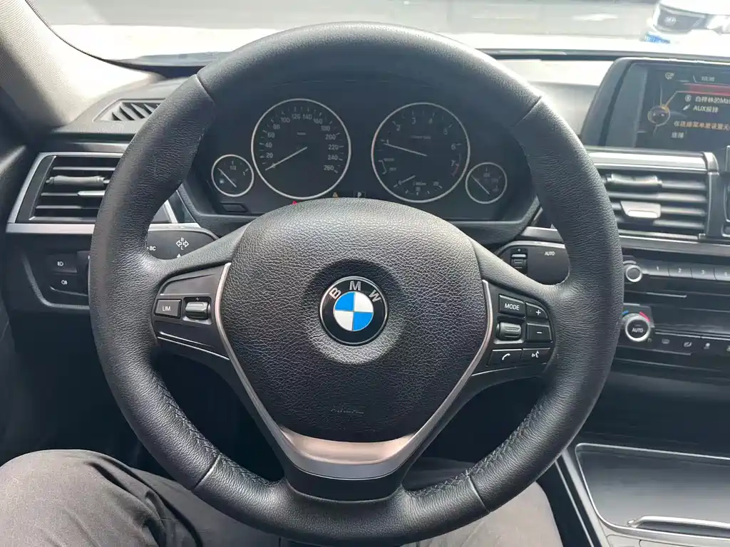 BMW 3 Series 2017 — фото 21