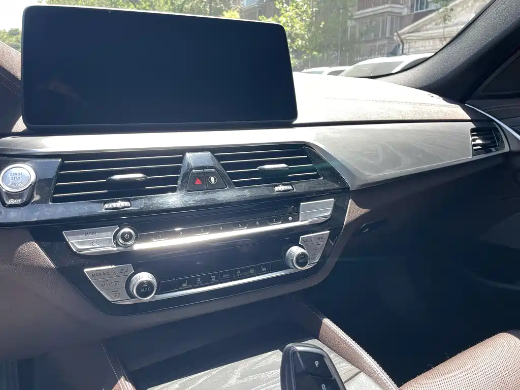 BMW 5 Series 2021 — фото 17