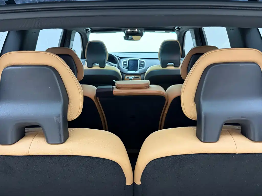 Volvo XC90 2018 — фото 15