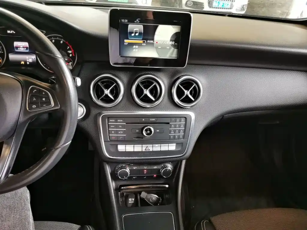 Mercedes-Benz A-Class 2017 — фото 13