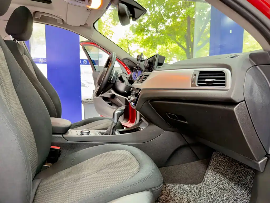 BMW 1 Series 2018 — фото 12
