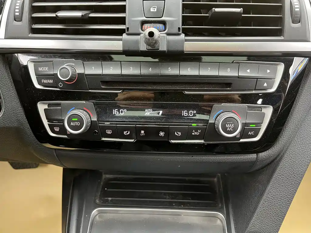 BMW 3 Series 2017 — фото 14