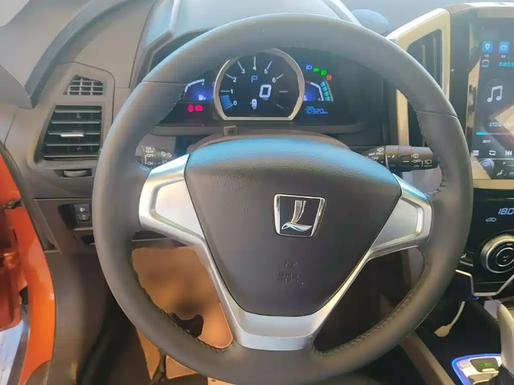 Luxgen You6 SUV 2015 — фото 11