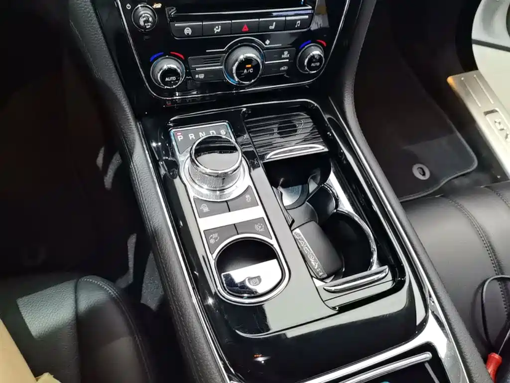 Jaguar XJ 2019 — фото 14