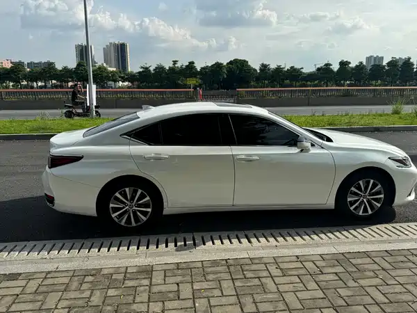 Lexus ES 2021