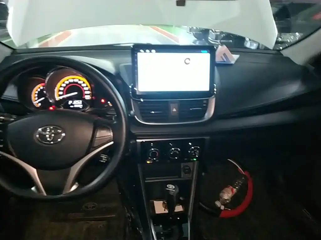Toyota Yaris L 2023 — фото 13