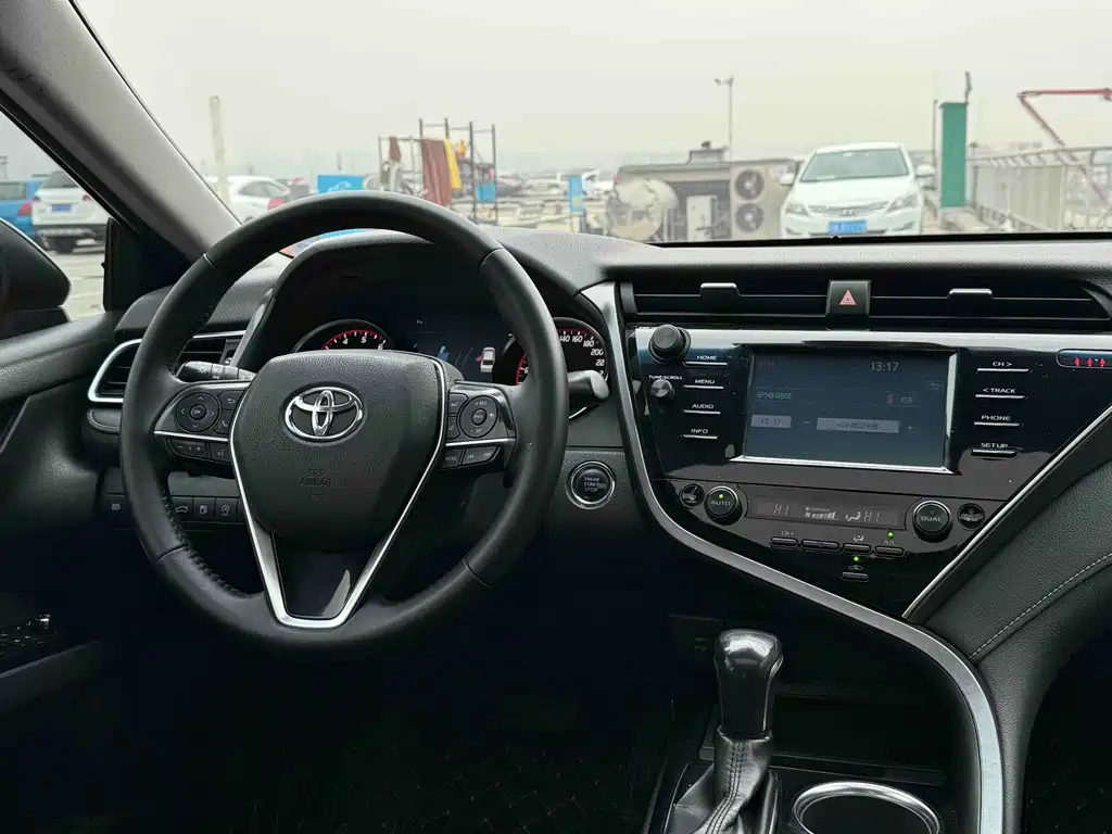 Toyota Camry 2019 — фото 11