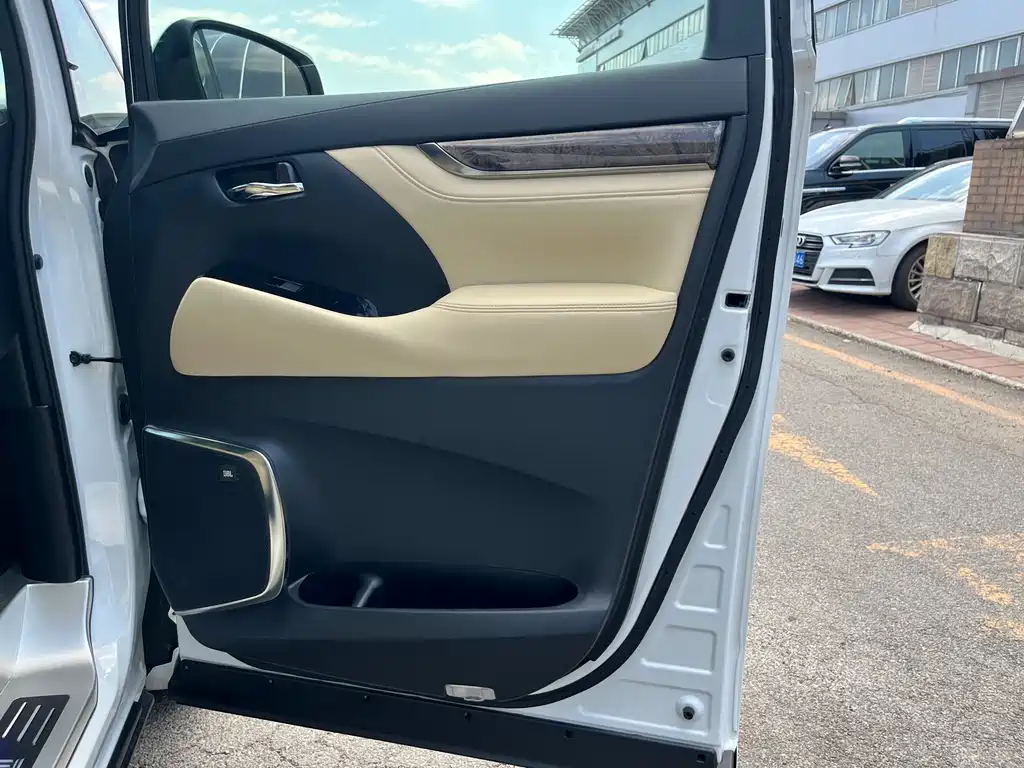 Toyota Vellfire 2023 — фото 35