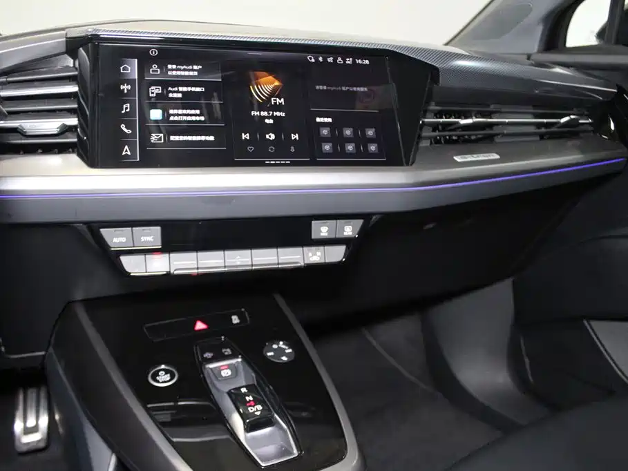 Audi Q4 E-Tron 2025 — фото 11